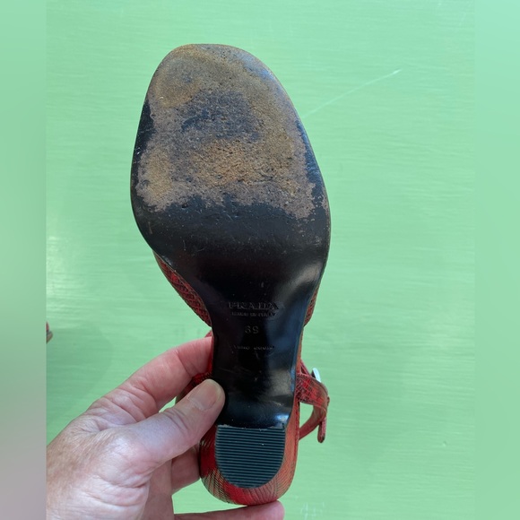 PRADA SZ 39 PEEP TOE SLINGBACK PUMPS RED SNAKESKIN PRINT 4” HEEL - Picture 4 of 6